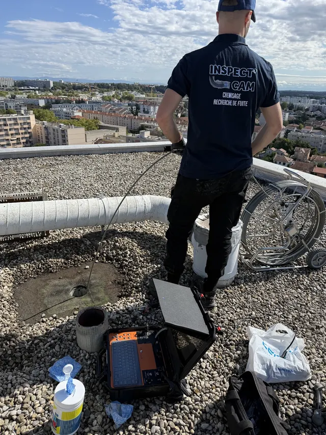 Technicien d'Inspect' Cam et son matériel d'inspection sur un toit-terrasse